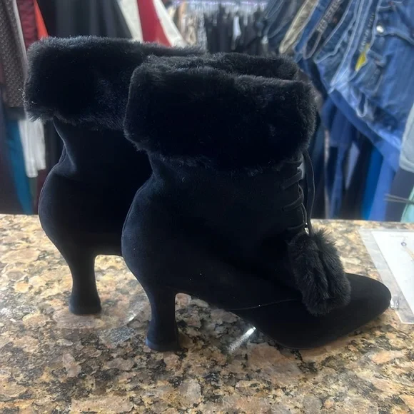 Vintage St. John Black Suede Lace-Up Booties | Faux Fur Trim | Made in Italy | - Picture 4 of 6